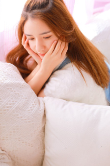 女子睡醒发现床单异样